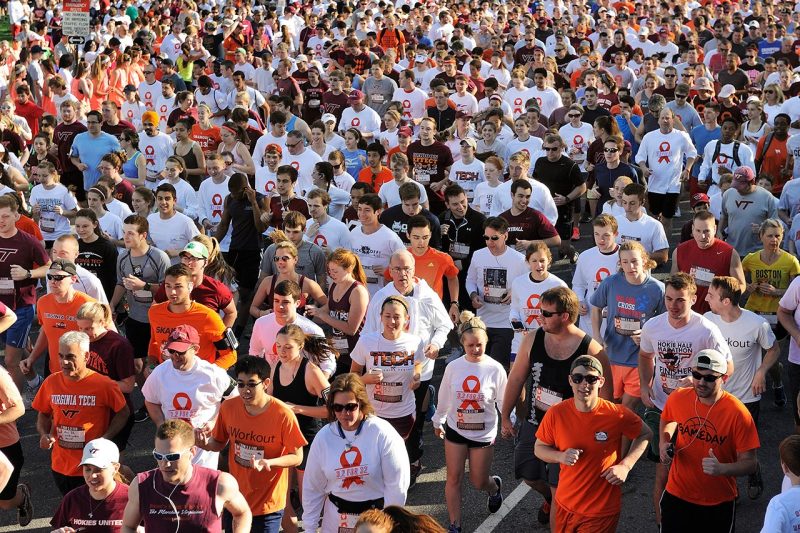 Runners and walkers at the start line of the 3.2 Mile Run in Remembrance in 2015. 